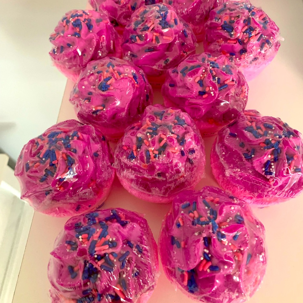 Big Cupcake BathBombs with bubble bath.